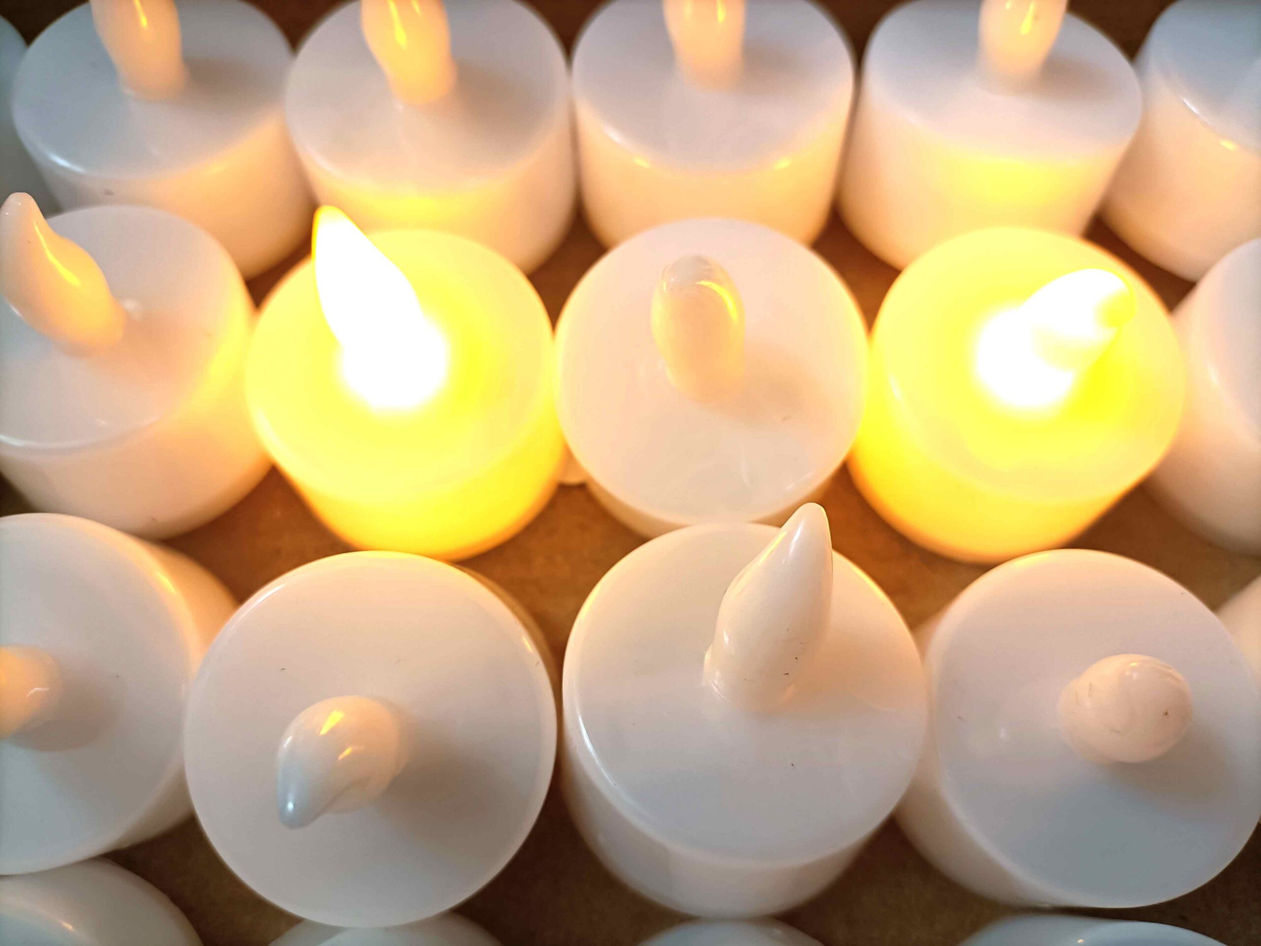 Świeca Plastikowa Swinging Candle Led pudełko 24szt
